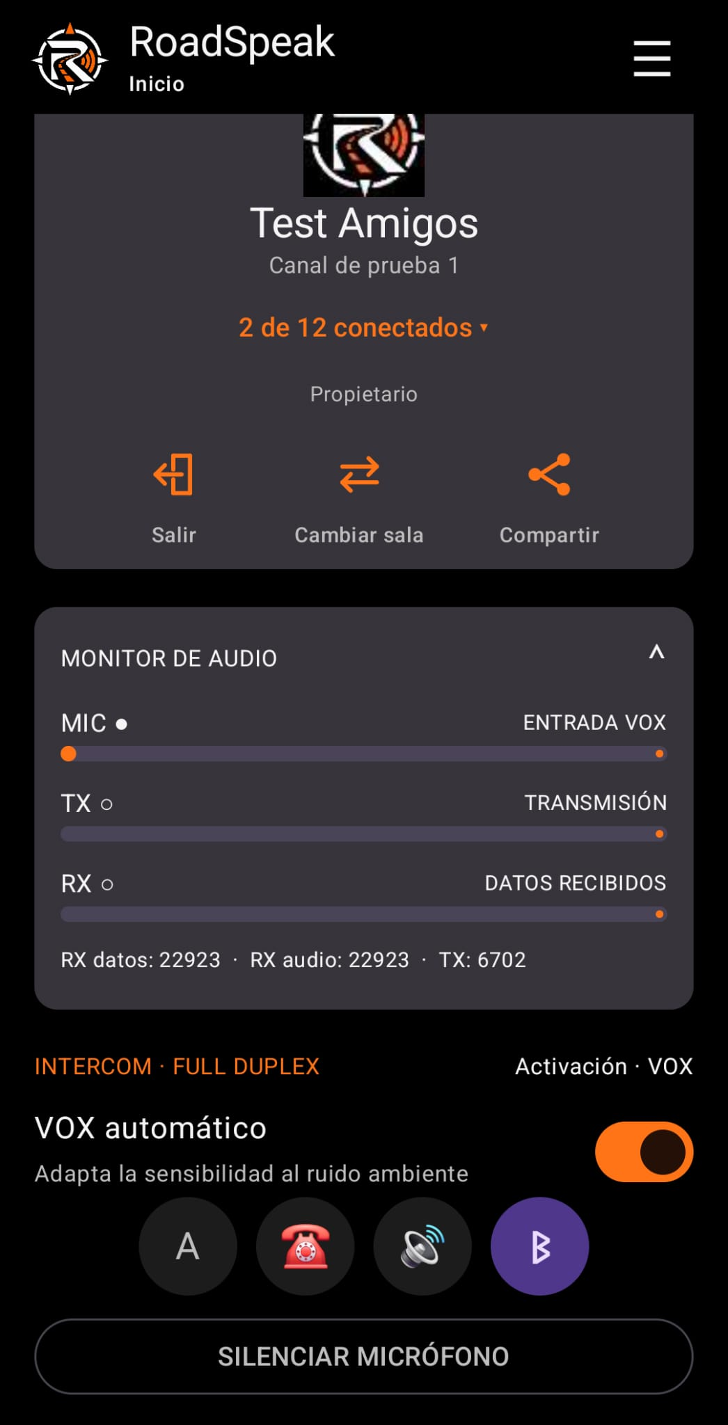 Captura real de la beta: sala Test Amigos, participantes conectados y monitor de audio con VOX y Bluetooth